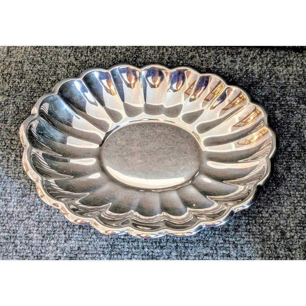 Mid 20th Century Reed & Barton Scalloped Silver Plate Holliday Collection Bowl